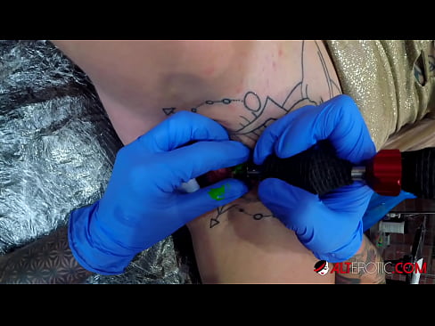 ❤️ Ekstreme tatuita varmulo Sully Savage ricevis tatuon sur sia klitoro ❤️ Seksofilmeto ĉe ni % eo.pornolymp.ru% ❌️❤